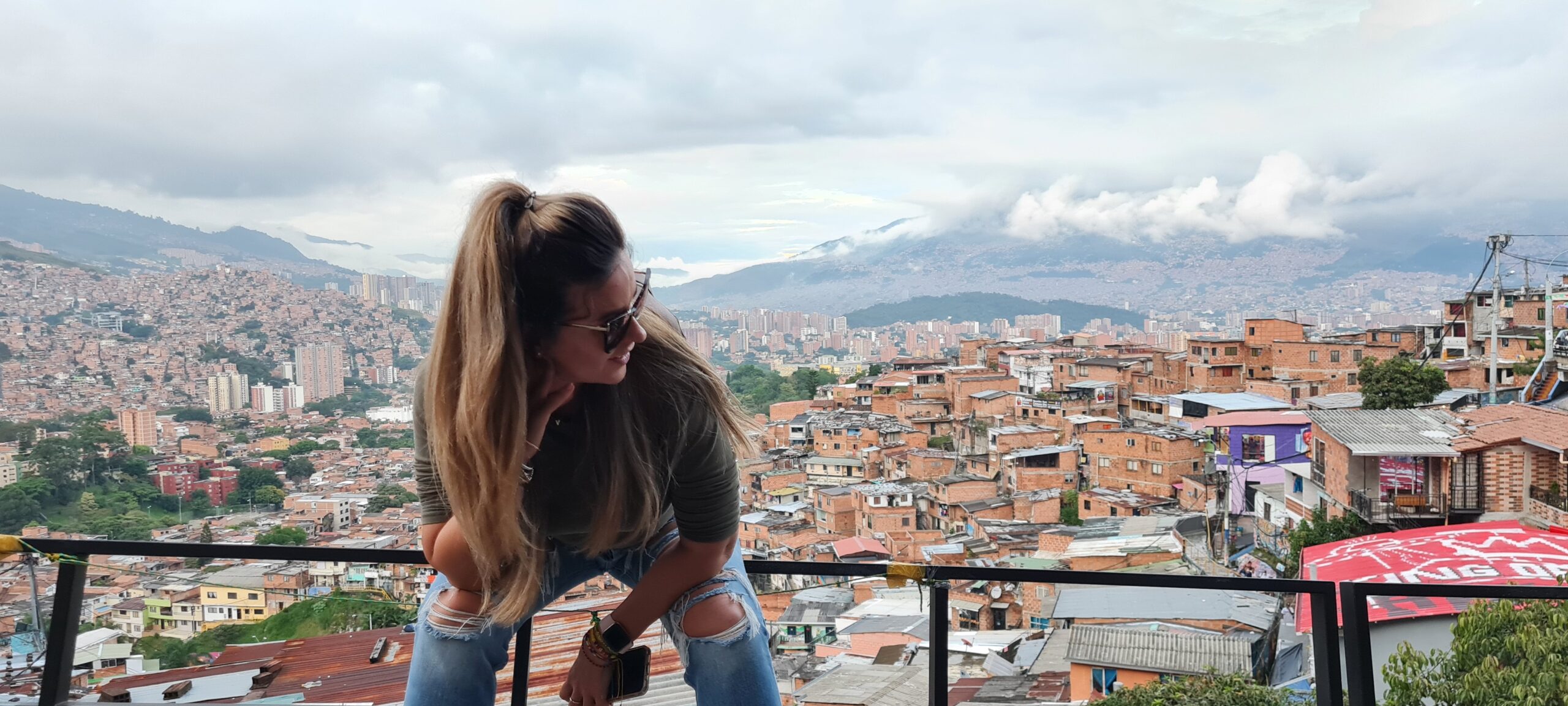 CITY AND COMUNA 13 GROUP TOUR
