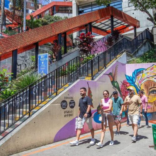 CITY AND COMUNA 13 GROUP TOUR